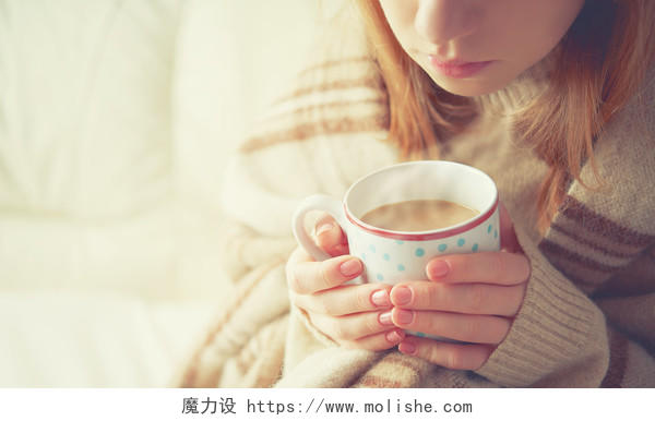 寒冷的气候下一个女孩双手捧着热咖啡